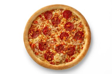 Biberli yuvarlak pizza, domuz pastırması, kızarmış soğan ve beyaz arka planda izole edilmiş erimiş peynir.