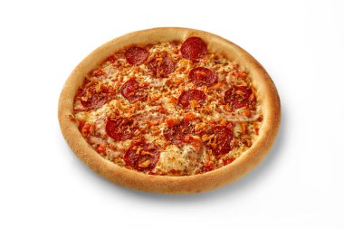 Biberli yuvarlak pizza, çıtır soğan, jambon ve erimiş peynir, baştan çıkarıcı bir mutfak lezzeti yaratır.