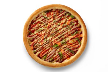 Somon, kuşkonmaz ve teriyaki soslu yuvarlak pizza. Beyaz arka planda, üst tarafta.