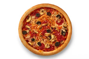 Salamlı, mantarlı, zeytinli ve erimiş peynirli bir pizzanın genel görünümü çok cazip bir aşçılık deneyimi sunuyor.