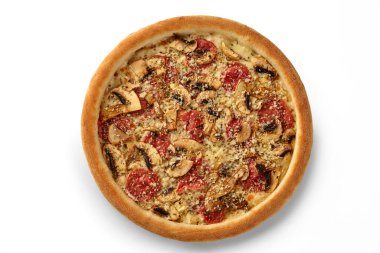 Beyaz arka planda salamlı, mantarlı rendelenmiş peynir ve baharatlı yuvarlak pizza.