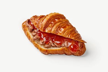 Çikolatalı krema ve çilek reçeli ile dolu taze pişmiş kruvasan tatlı ve cezbedici bir ziyafet yaratır.