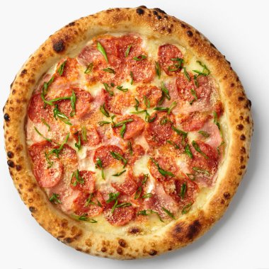 Sucuklu, jambonlu, mozarella peynirli ve yeşil soğanlı lezzetli pizza ağız sulandırıcı bir mutfak deneyimi yaratıyor.