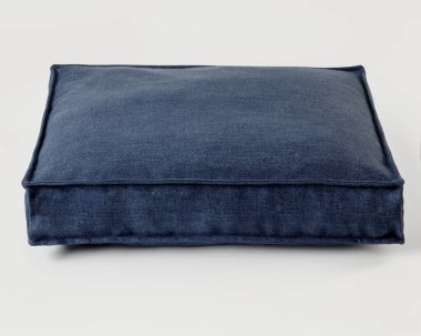 Boş, modern yıkanabilir evcil hayvan yatağı köpek ve kediler için rahatlık, destek ve rahatlık sağlıyor.