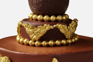 Altın madalyalı lezzetli çikolatalı pasta, lüks bir kutlama için mükemmel.