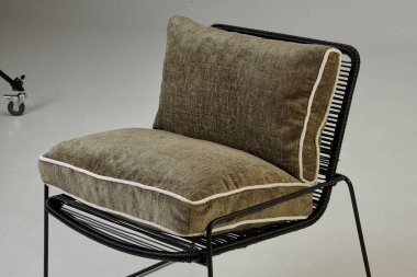 Beyaz çerçeveli zeytin yeşili yastıklar ve parlak siyah metal çerçeve, çağdaş iç tasarım için mükemmel.