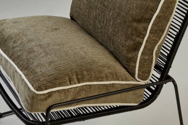 Yeşil yastıklı ve siyah metal çerçeveli rahat modern koltuk rahatlamak için mükemmeldir.