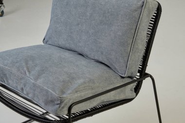 Mavi kot yastıklı rahat modern sandalye sizi oturmaya ve dinlenmeye davet ediyor.