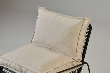 Krem renkli minderleri ve siyah metal çerçeveli modern koltuklar şık ve rahat bir oturma çözümü sunuyor.