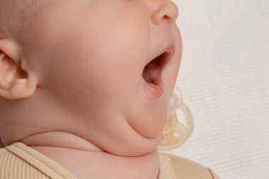 Adam poker oynuyor. Oyun, oyun bitti kart oyuncusu, adam çok aptalca seçimler ile kızgın yakasında tüm fişleri kaybetme için duygusal başarısız. Zafer ve kaybedilen kavramı