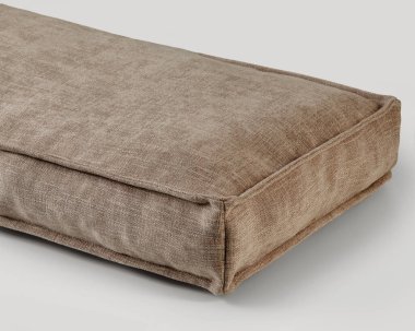 Büyük dikdörtgen kahverengi döşeme minimalist bir iç mekâna konfor ve tarz katar.