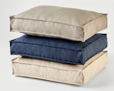 Ev ortamında konfor ve tarz sunan üç rahat evcil hayvan yatağı.