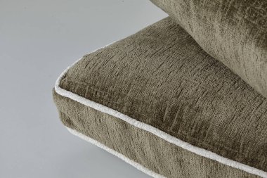 Üst üste binen iki zeytin yastığının yakın çekimi, beyaz borular, gösterişli yumuşak doku ve zarif tasarım.