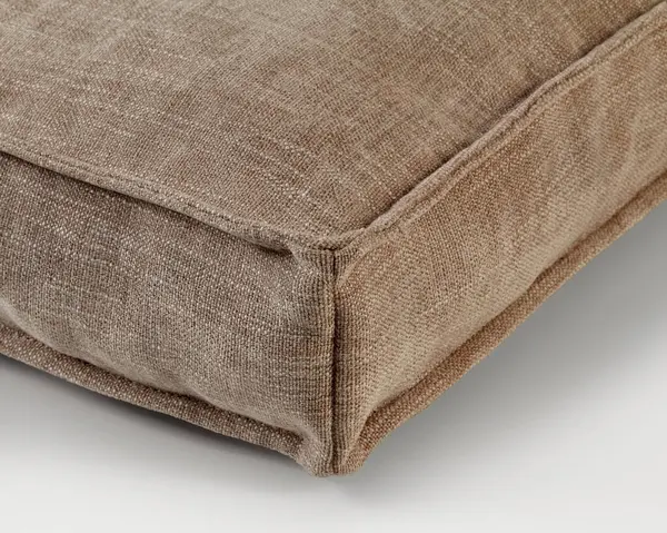 Bej yastık köşe detayı dikişler ve kumaş dokusu, iç tasarım, döşeme ve ev dekorasyonu projeleri için mükemmel.