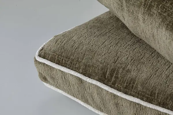 Üst üste binen iki zeytin yastığının yakın çekimi, beyaz borular, gösterişli yumuşak doku ve zarif tasarım.