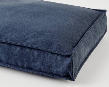 Yumuşak, yıkanabilir kot köpek yatağı çok rahat ve güzel bir dinlenme yeri sunuyor.