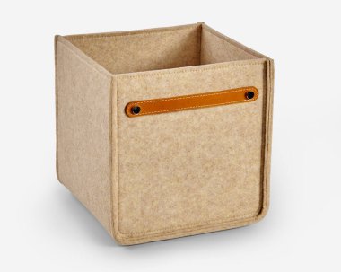 Kahverengi deri saplı boş bej keçeli kutu, organizasyonu ve minimalist tasarımı destekliyor.