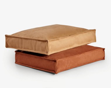 İki boş dikdörtgen evcil hayvan yatağı, bir deve ve bir terracotta, beyaz arka planda istiflenmiş, evcil hayvan rahatlığını ve tarzını destekliyor.