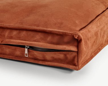 Stüdyodaki çekimde kolay temizlik ve bakım için bir fermuar görünüyor.