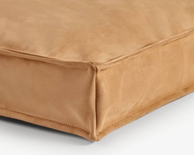 Dikiş ve işçiliği vurgulayan süet yastık köşe ayrıntıları, iç tasarım ve ev dekorasyonu projeleri için mükemmel