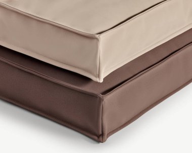 Bej ve kahverengi kareler örtüşüyor, dikişlerini ve nötr renklerini sergiliyorlar.