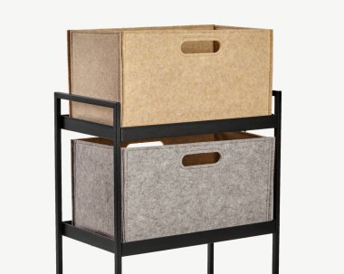 Özel eşyaları düzenlemek için etkili ve zarif bir çözüm sağlayan keçeli saklama kutularına sahip şık raf ünitesi