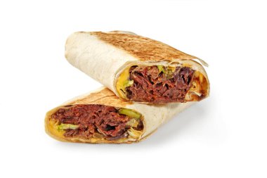 İki parça lezzetli shawarma sandviçi sığır eti, turşu ve beyaz arka planda izole edilmiş çedar peyniri.