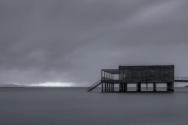 Schwarz Weiß Foto Eines Kleinen Holzstegs See Stockbild