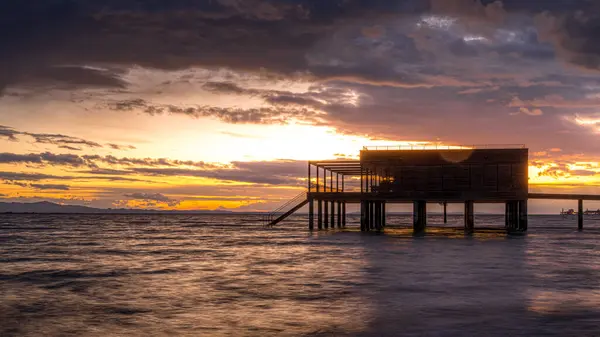 Schöner Sonnenuntergang Über Dem Meer lizenzfreie Stockbilder