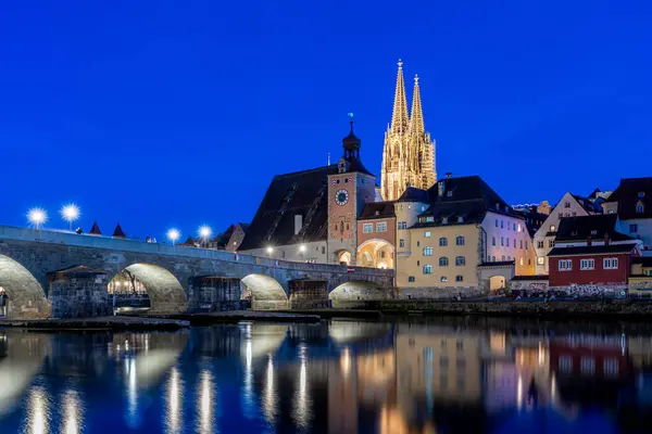 Nachtansicht Der Altstadt Von Regensburg Deutschland Europa lizenzfreie Stockfotos