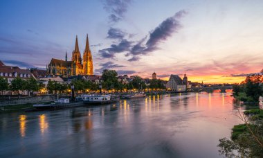 Regensburg bei Sonnenuntergang mit dem Dom St. Peter