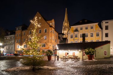 Regensburg 'daki tarihi Wurstkuchl' da Noel ağacı