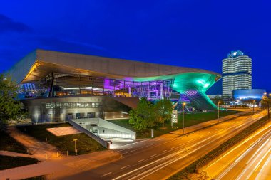 Akşamları Münih 'te BMW Welt
