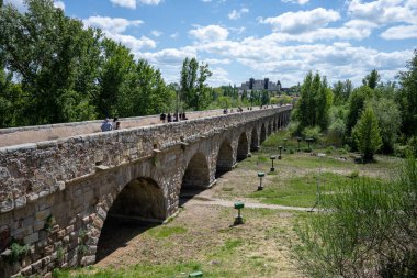 Salamanca 'daki Tormes Nehri üzerindeki eski Roma köprüsü
