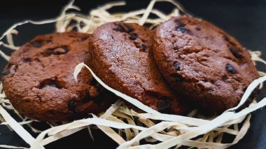 Fındıklı çikolatalı kek ve çikolata parçacıklı..