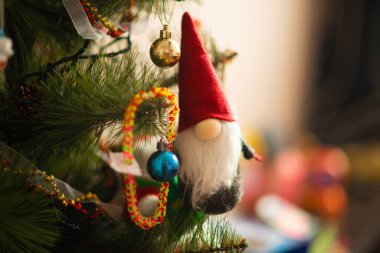 Peri masalı cücesi olan Noel ağacı