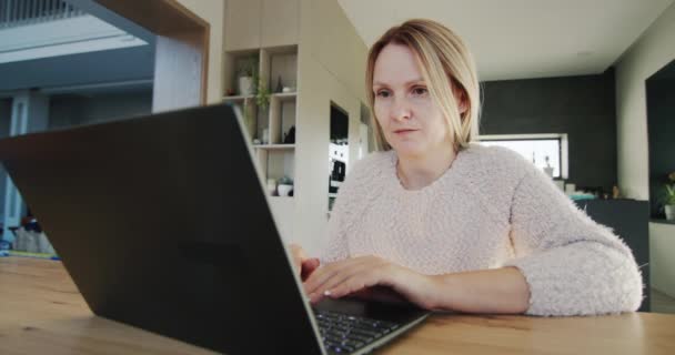 Középkorú Otthon Dolgozik Laptopot Használ Távmunka Otthonról — Stock videók
