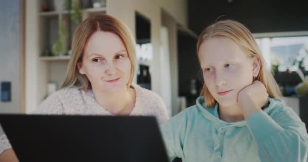 Uma Mulher Com Sua Filha Usar Laptop Mãe Ajuda Sua — Vídeo de Stock