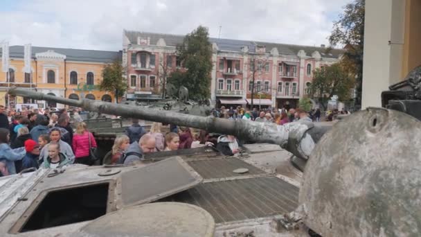 展覧会でロシアの侵略者の装甲車を破壊しました — ストック動画