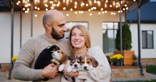 Portrait Happy Young Couple Puppies Standing Front Beautiful Home — Stock Video