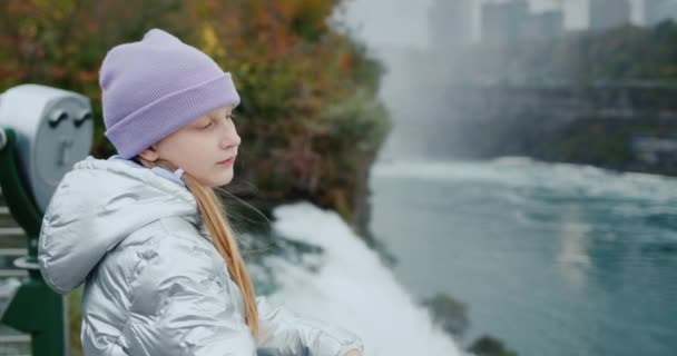 一个10岁的女孩站在尼亚加拉瀑布 欣赏美丽的风景 在美国旅行 — 图库视频影像