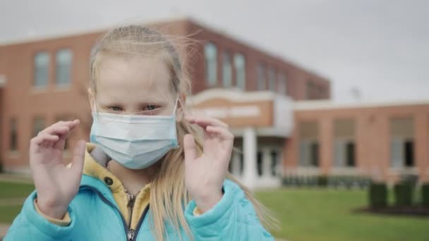 어린이는 얼굴에 보호용 마스크를 벗는다 개념의 — 비디오