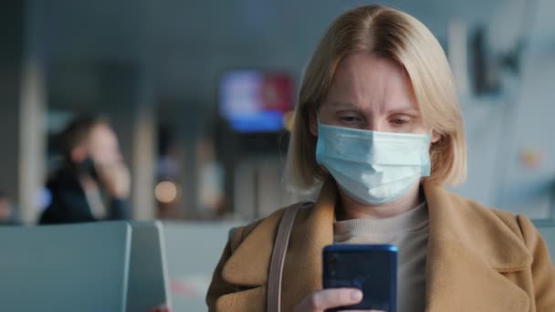 Passagerare Bär Mask Flygplatsloungen Använder Smartphone — Stockvideo