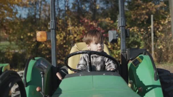 Ázsiai Gyerek Játszik Volán Mögött Egy Öreg Traktor Egy Farmon — Stock videók