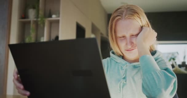 Çocuk Dizüstü Bilgisayar Ekranında Ağlıyor Çalışma Veya Iletişim Konseptinde Sorunlar — Stok video