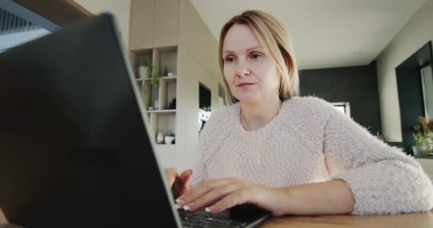 Középkorú Otthon Dolgozik Laptopot Használ Távmunka Otthonról Széles Lencse Lövés — Stock videók