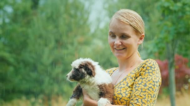 多愁善感的女人在倾盆大雨中抱着一只小狗 难忘的生活时刻 — 图库视频影像