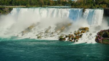 İnanılmaz şelaleler, Niagara Şelaleleri. Kanada tarafından Amerika kıyılarına bakın.