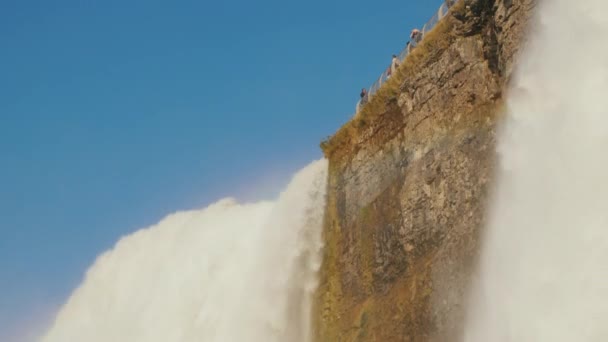 Rainbow Och Niagara Falls Två Strömmar Vatten Falla Ner Underifrån — Stockvideo