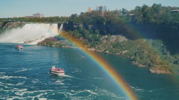 Das Schiff Fährt Auf Dem Niagra River Darüber Ein Regenbogen — Stockvideo